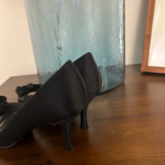 Stuart Weitzman satin Gigiritz  ruffle pump in 8.5 mint condition leather sole - Picture 5 of 12